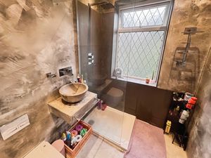 Shower room- click for photo gallery